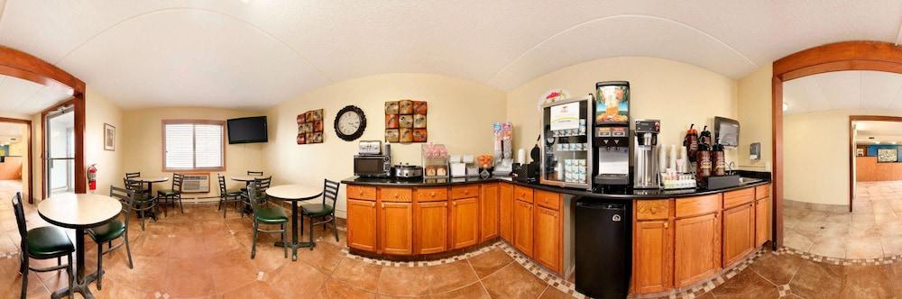 Super 8 by Wyndham West Fargo Main Ave ND photo 7