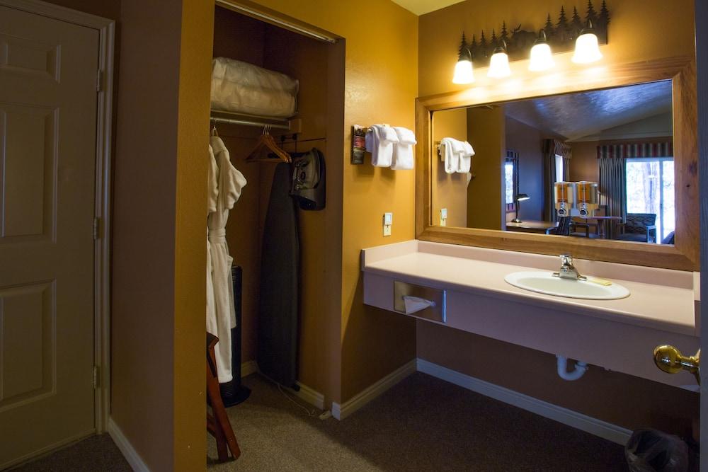Headwaters Lodge & Cabins at Flagg Ranch photo 9
