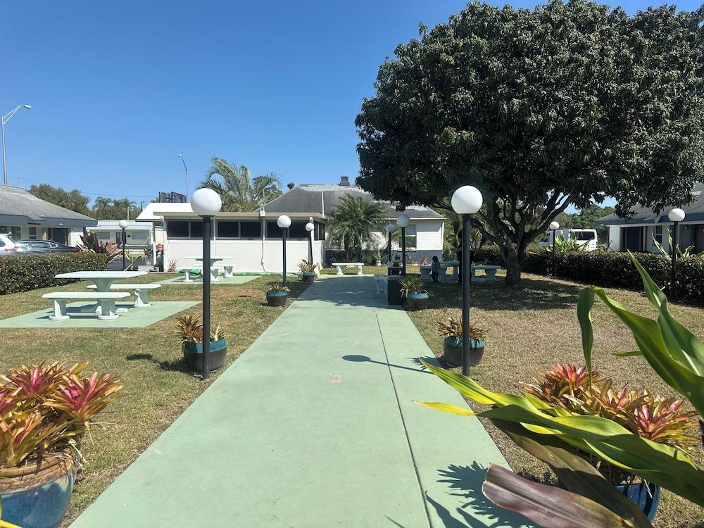 Tropical Palm Motel photo 15