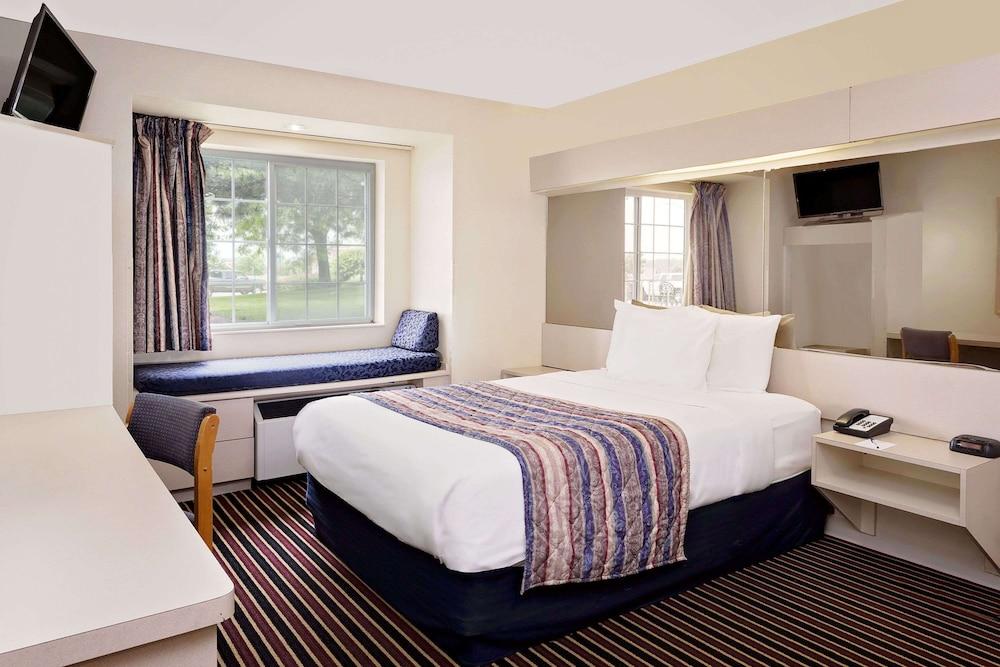 Microtel Inn & Suites by Wyndham Madison East photo 11