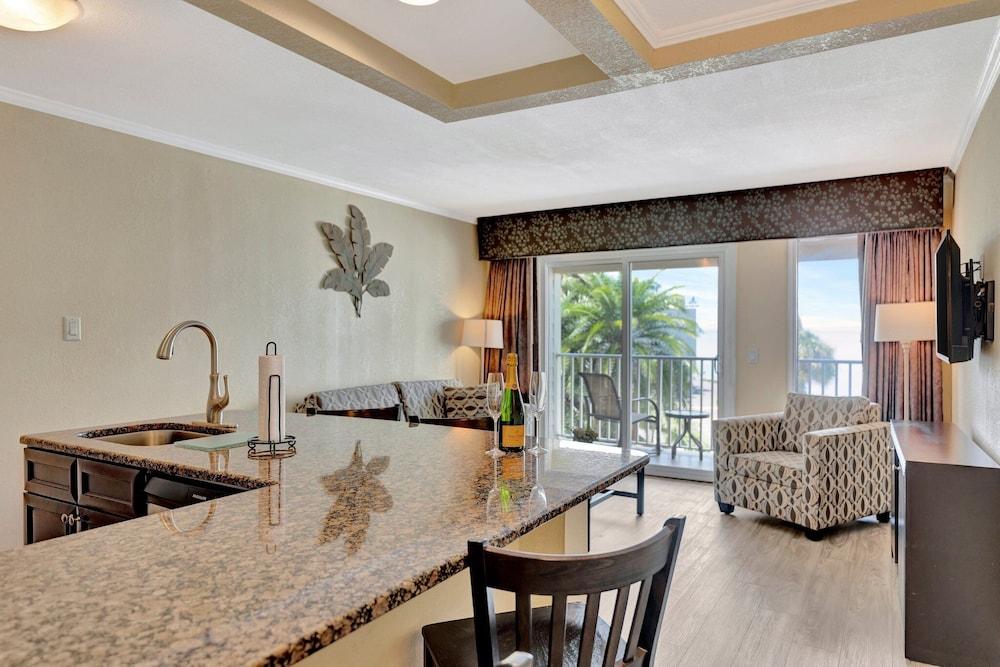 Seaside Luxury Oasis with balcony photo 13