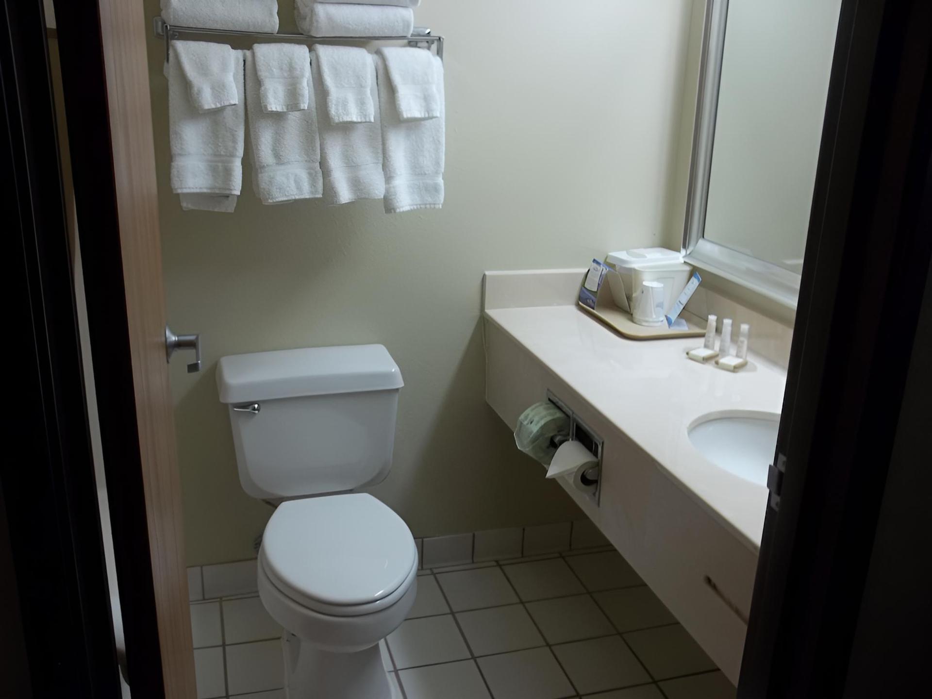 Baymont by Wyndham Waterloo photo 17