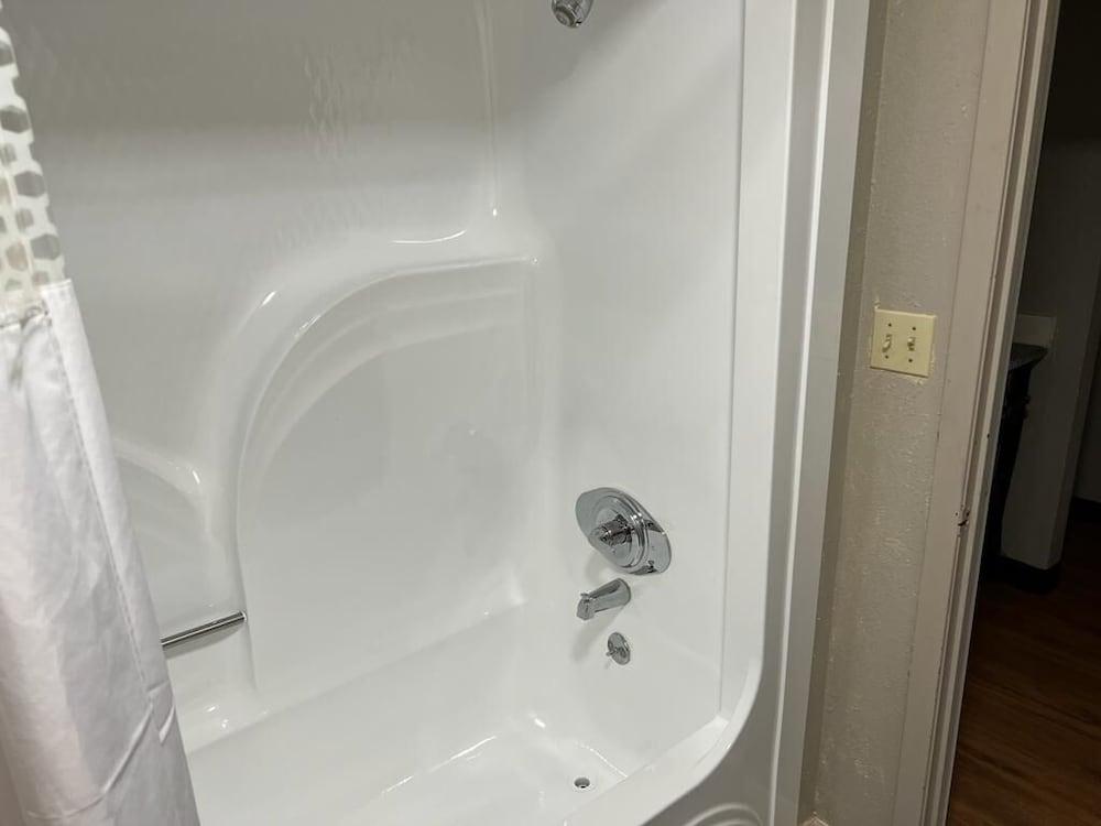 Relax Inn & Suites photo 9