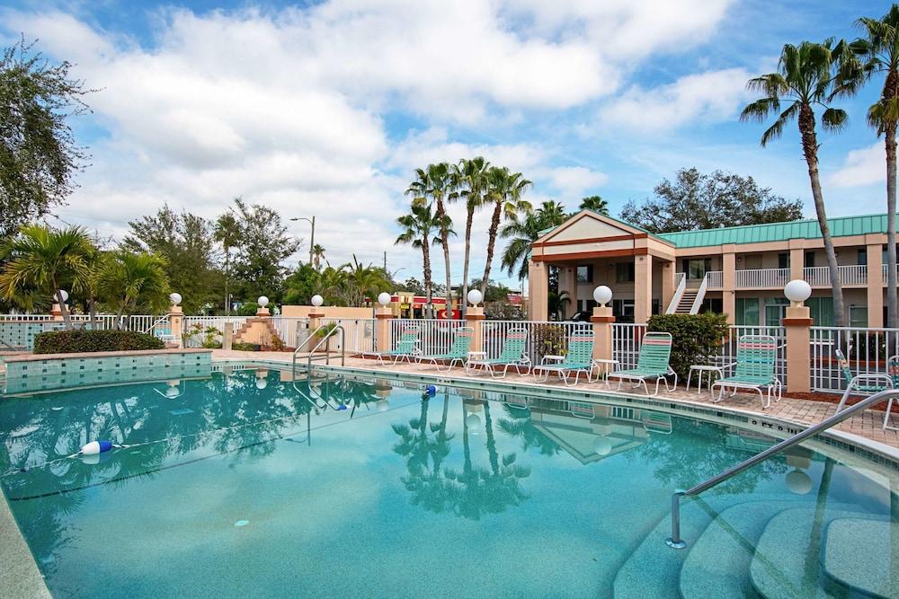 Econo Lodge Inn & Suites Clearwater Central photo 25