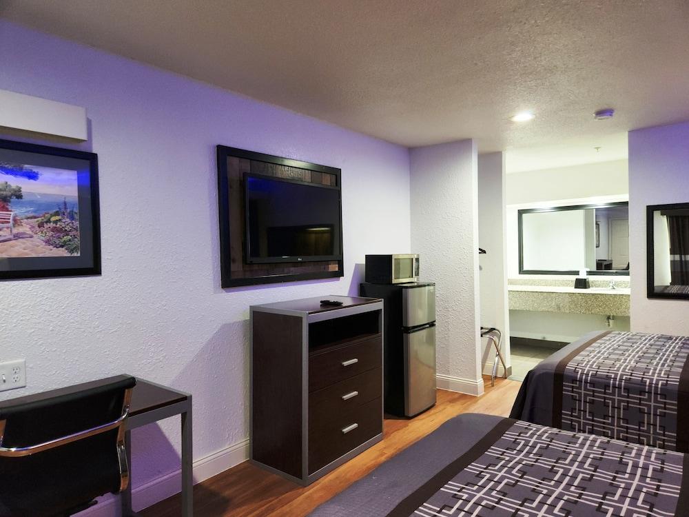 Express Inn Tomball photo 9