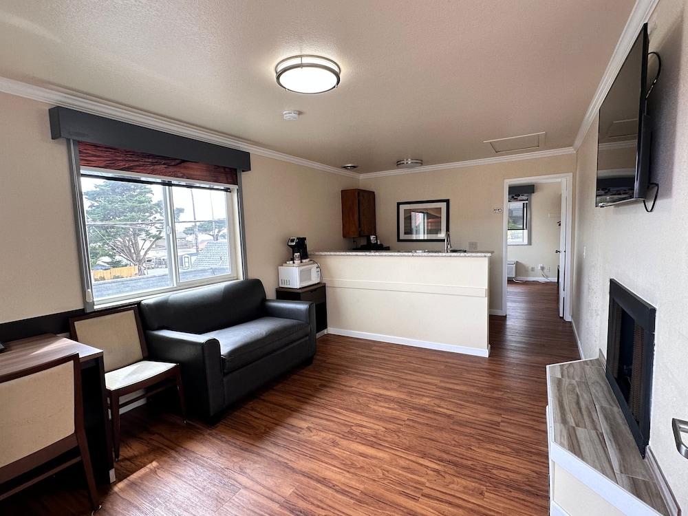 Beachwalker Inn and Suites photo 10