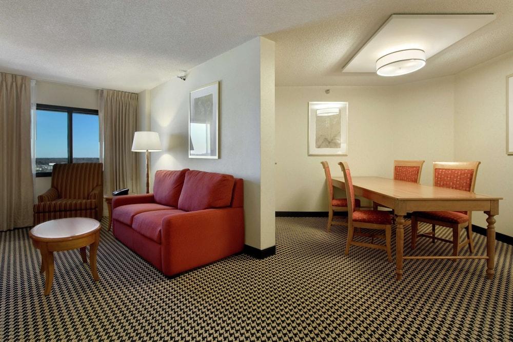 Hilton Chicago/Oak Brook Suites photo 8