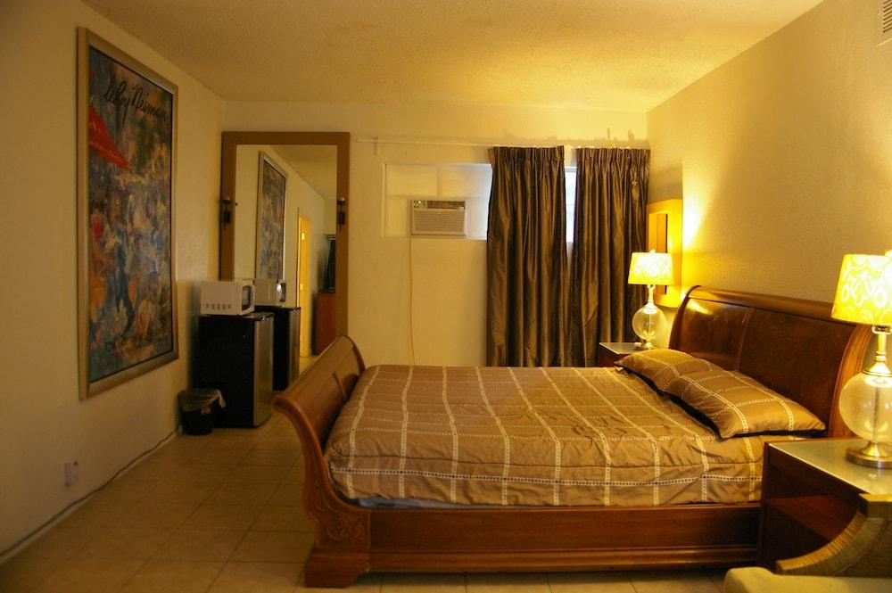 Holiday House Motel photo 11