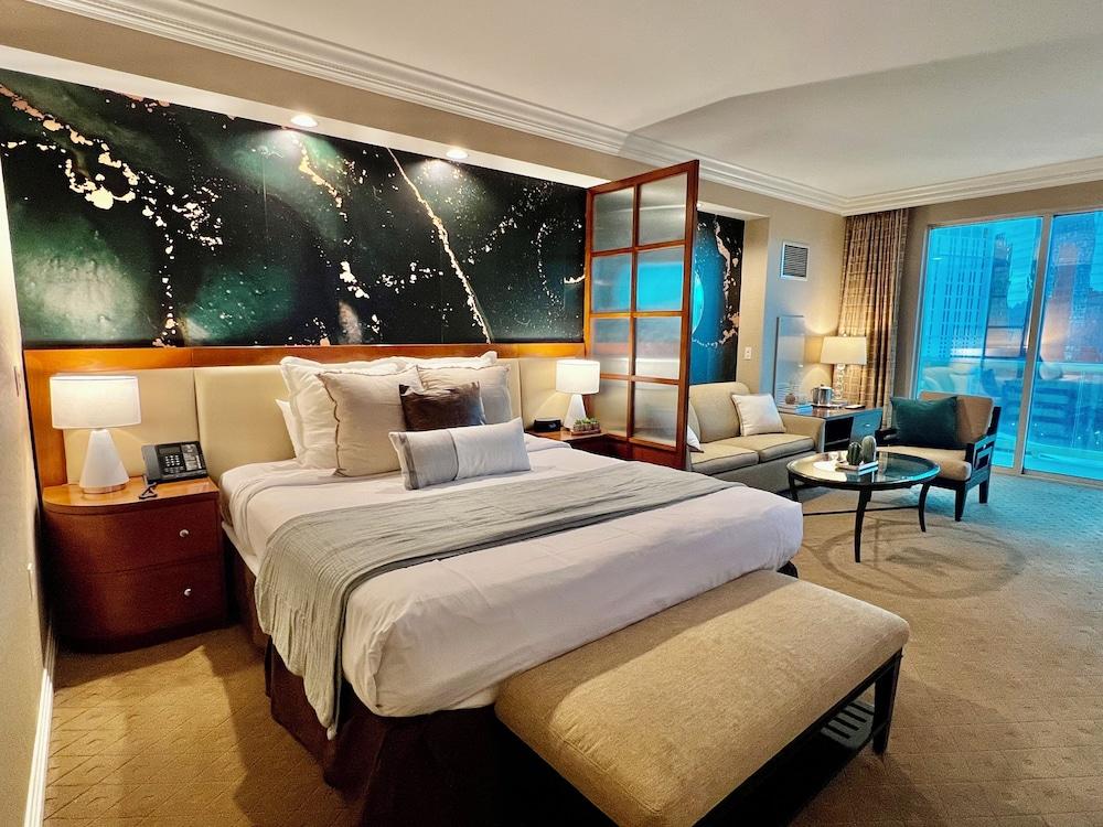 Premium Suite w/balcony at The Signature photo 10