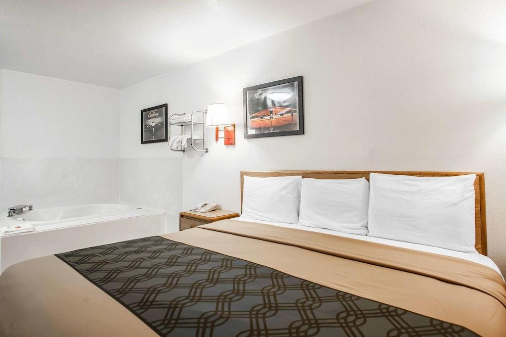 Econo Lodge Truman Inn photo 16