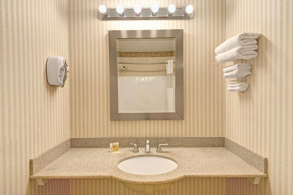 Days Inn by Wyndham Ridgefield photo 17
