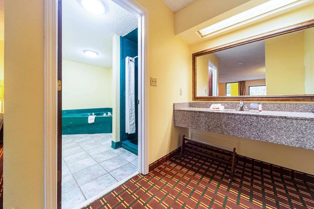 Days Inn by Wyndham Atmore photo 37