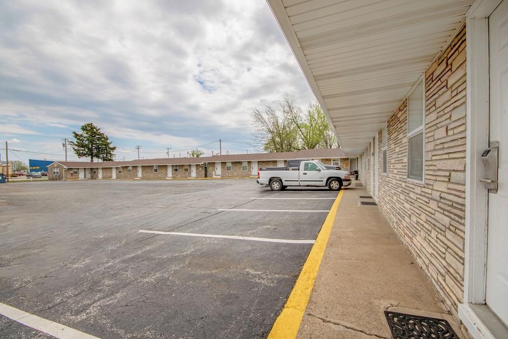 OYO Travelier Motel photo 16