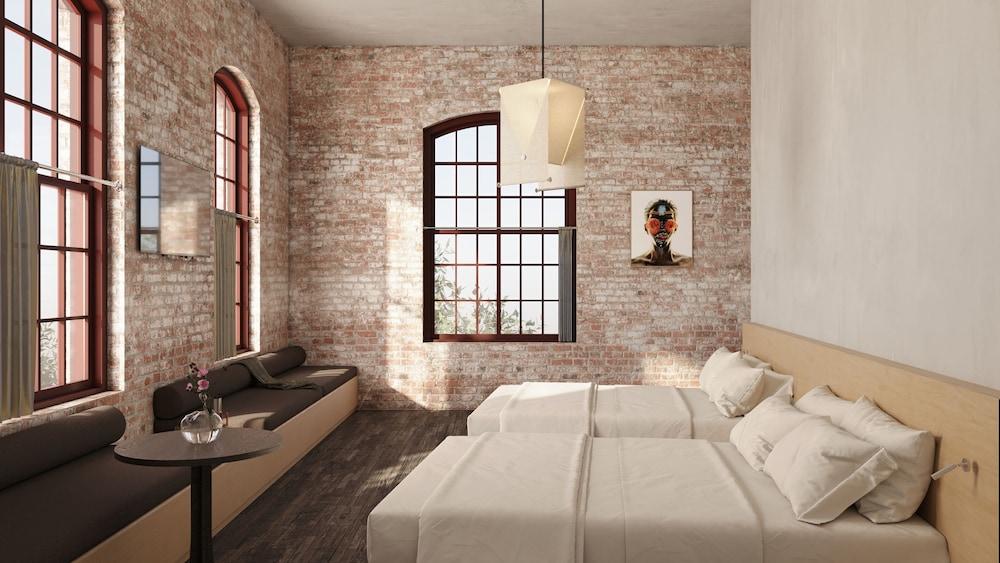 Pocketbook Hotel and Bath photo 6