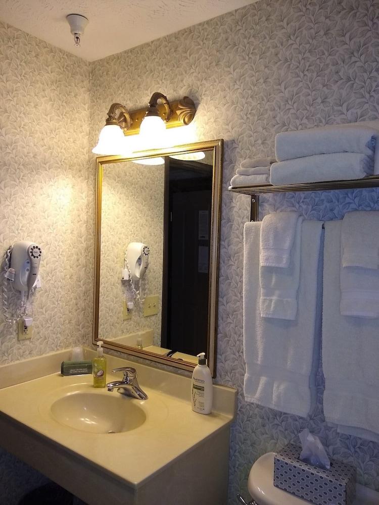 Hearthstone Inn & Suites photo 15