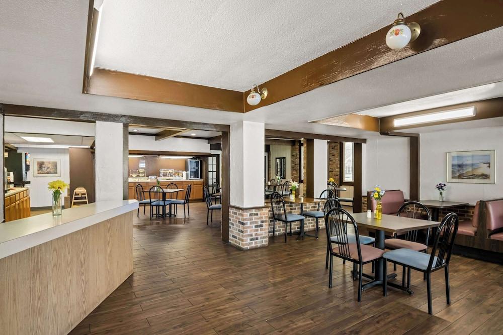 Econo Lodge Manistee photo 32