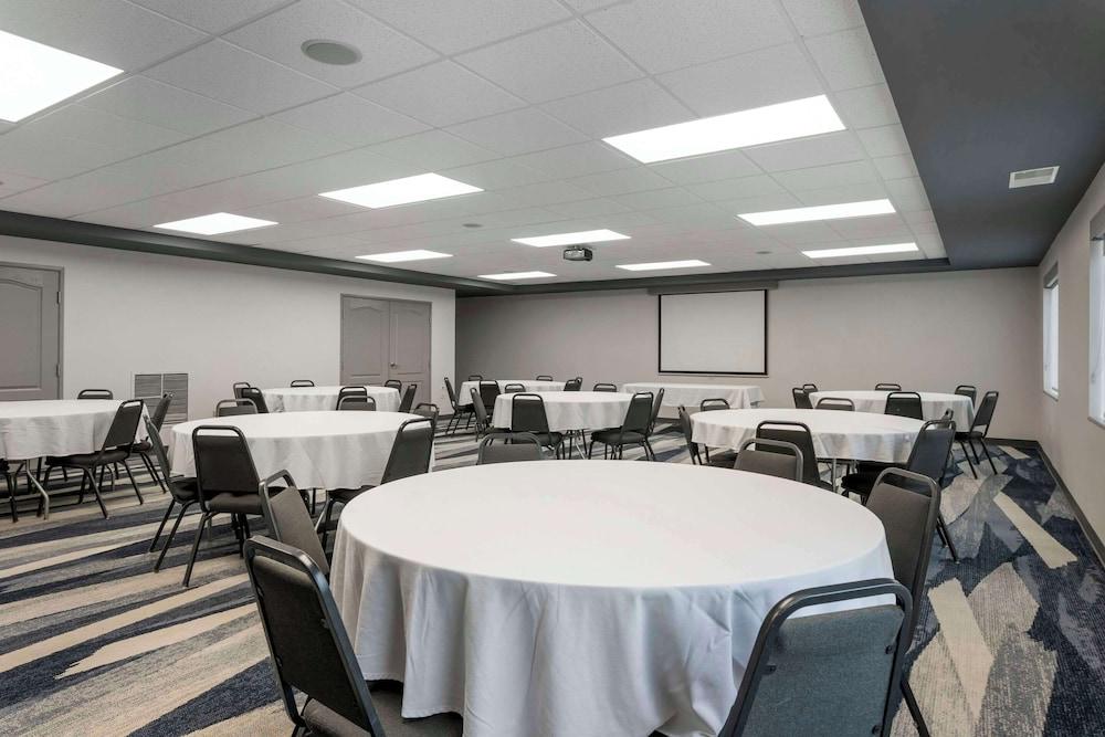 Comfort Suites Elgin Northwest photo 26