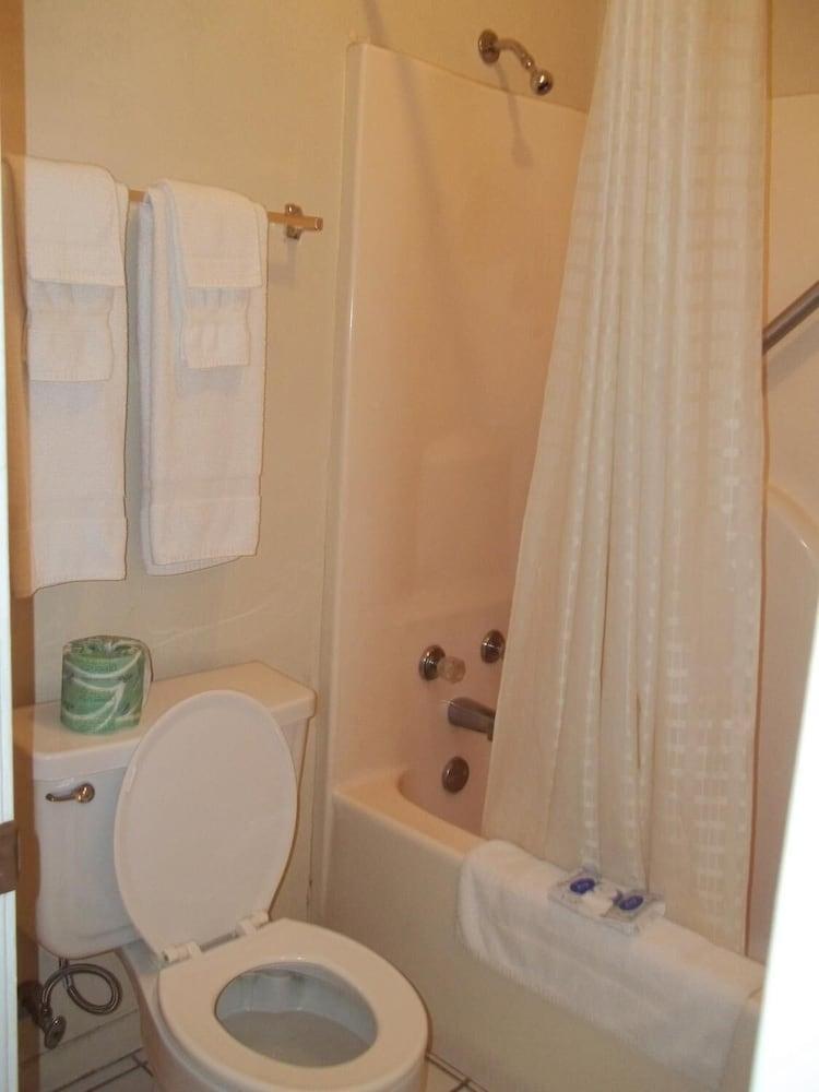 Americas Best Inn Brinkley photo 11