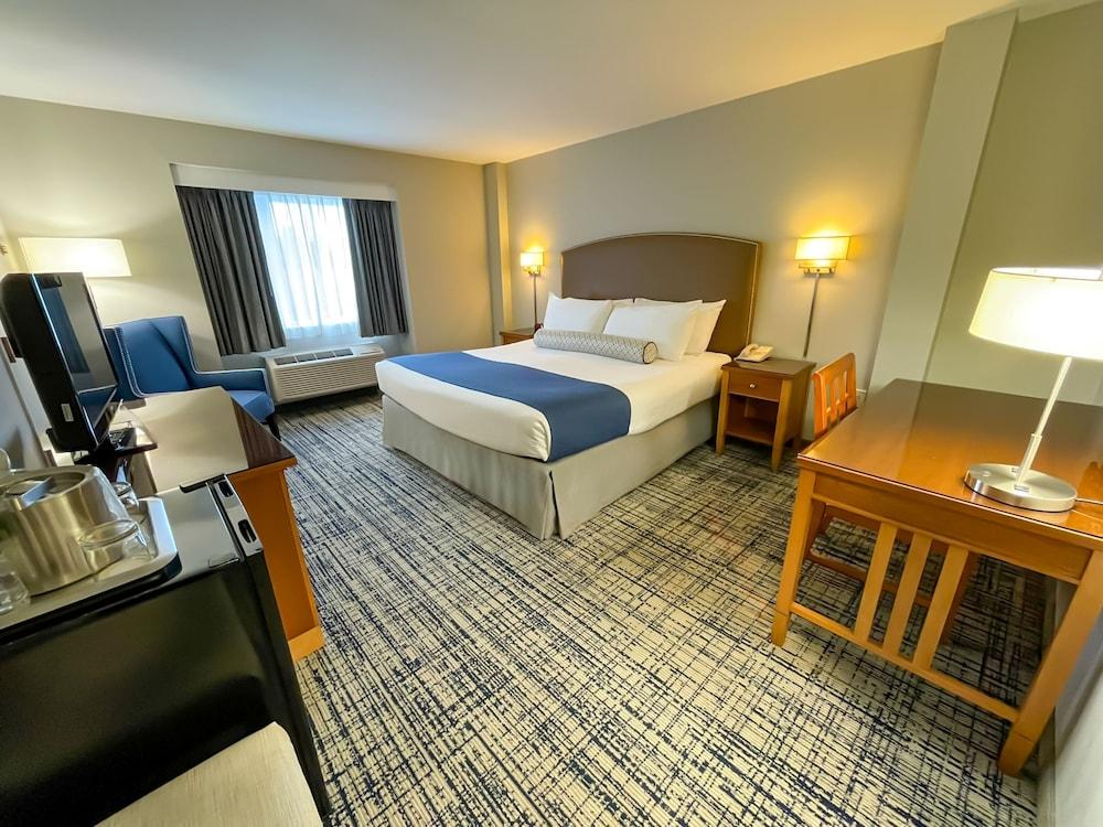 Water's Edge Resort & Spa photo 10