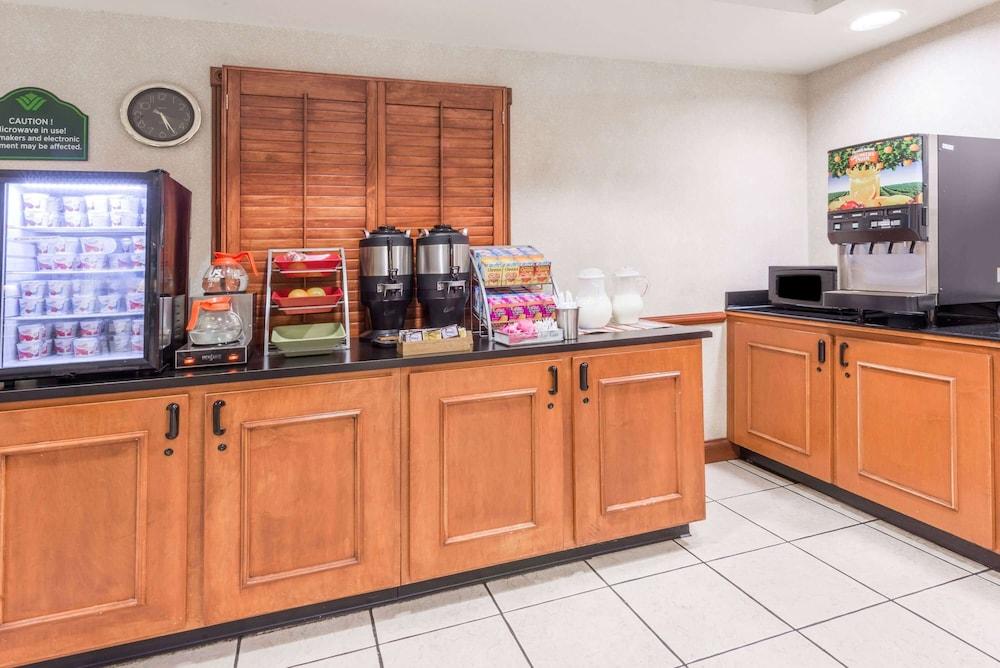 Wingate by Wyndham Indianapolis Airport-Rockville Rd. photo 38