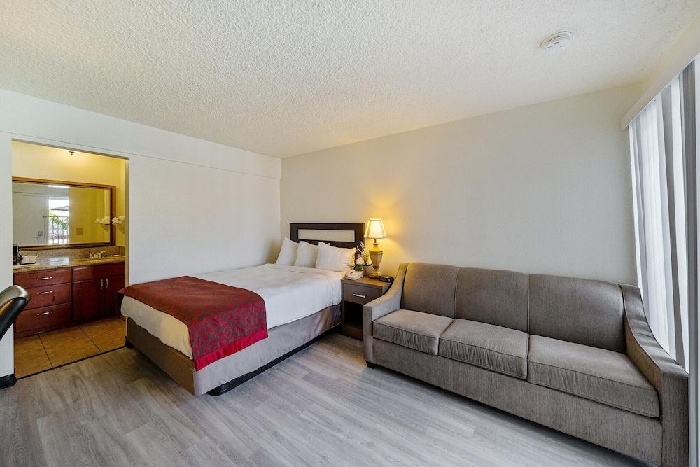 MC Pacific Inn & Suites photo 17