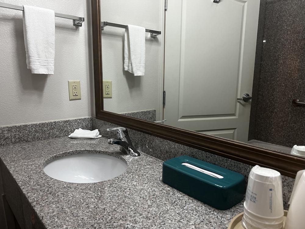 Baymont by Wyndham Brenham photo 37
