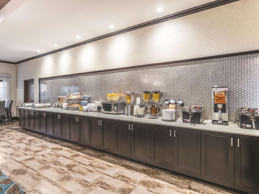 La Quinta Inn & Suites by Wyndham Dallas Grand Prairie South photo 48