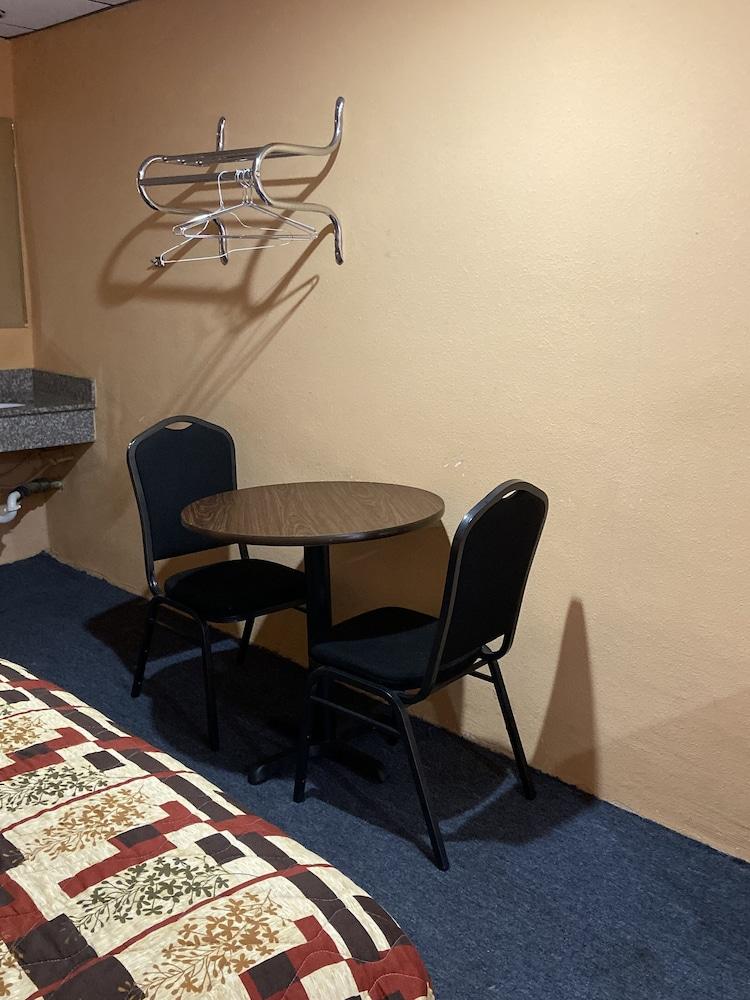 Deer Park Motor Inn photo 2