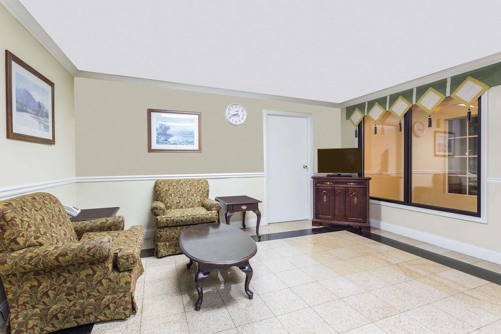 Super 8 by Wyndham Atlanta Northeast GA photo 10