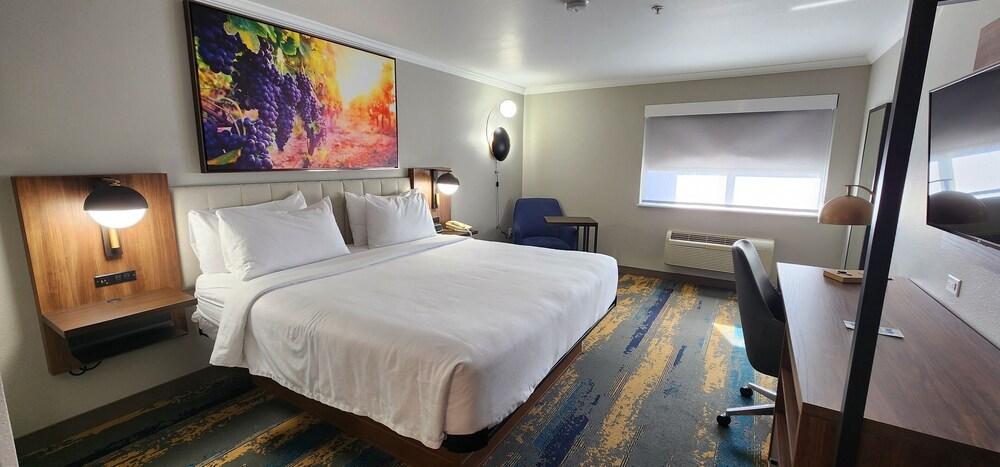 La Quinta Inn & Suites by Wyndham Yakima Downtown photo 50