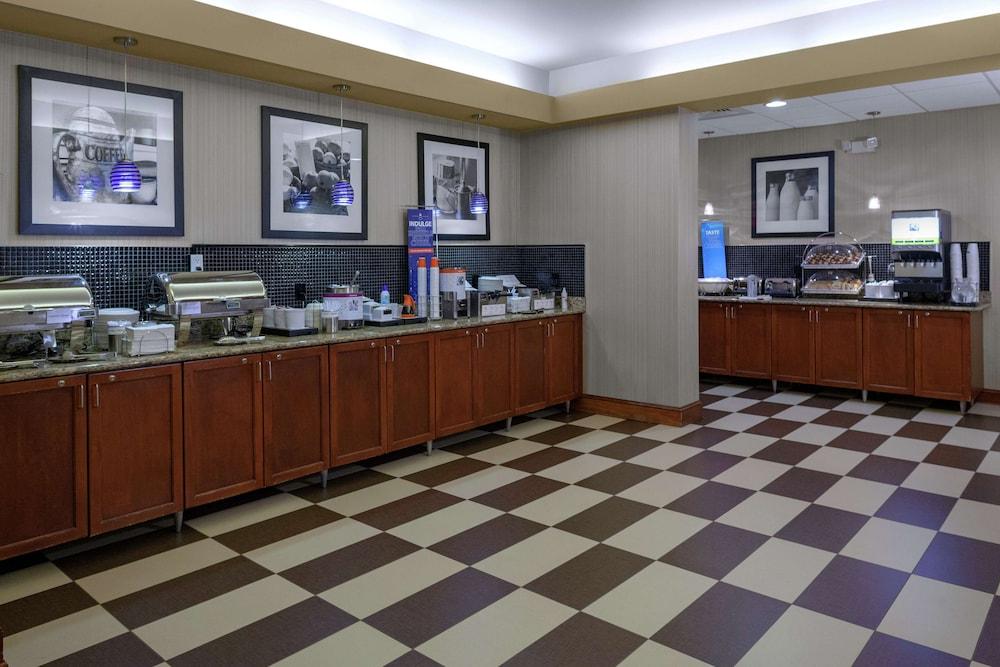 Hampton Inn Woodbridge photo 31