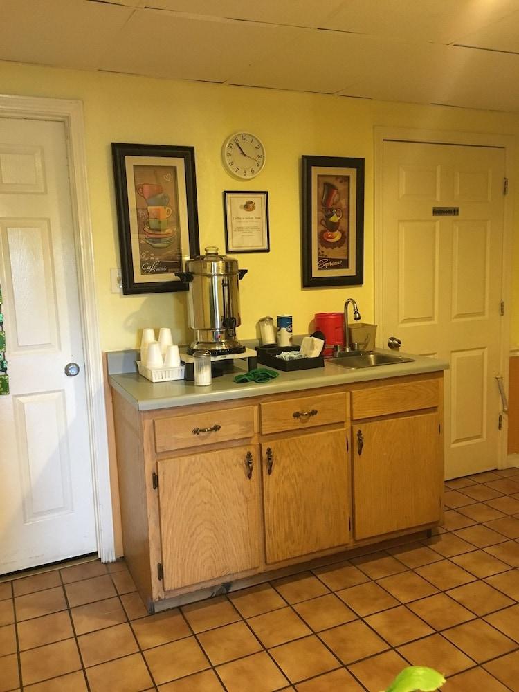 Regency Inn & Suites photo 11