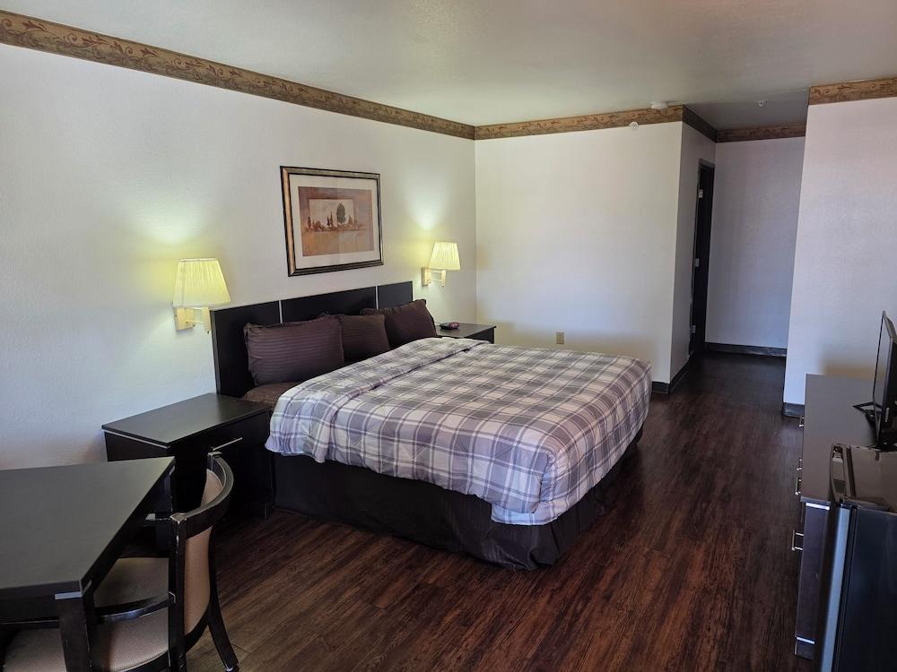 American Inn & Suites photo 2