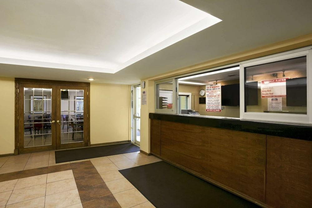 Travelodge by Wyndham Lansing IL photo 2