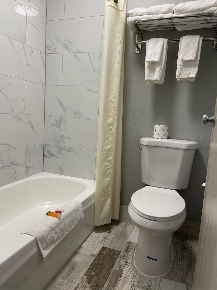 AmericInn by Wyndham Ladysmith photo 35