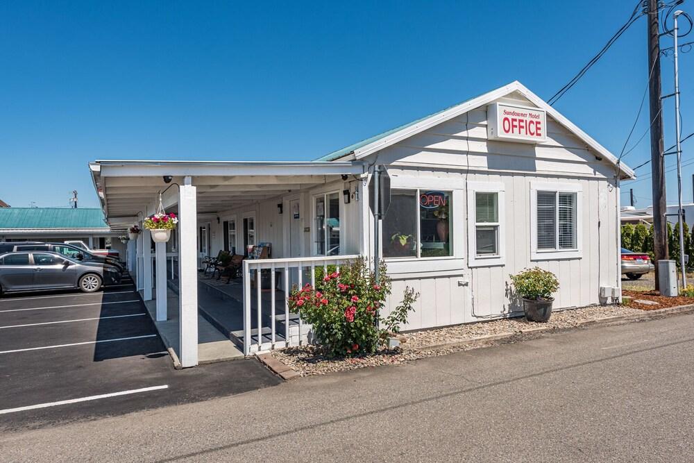 Sundowner Motel photo 18