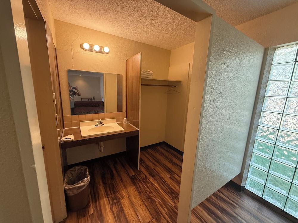 ECONOMY INN photo 12
