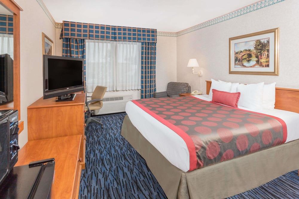 Ramada by Wyndham Kent Seattle Area photo 17
