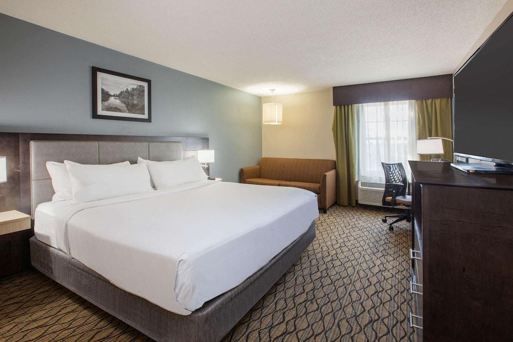 Wingate by Wyndham Roseville/Detroit photo 3