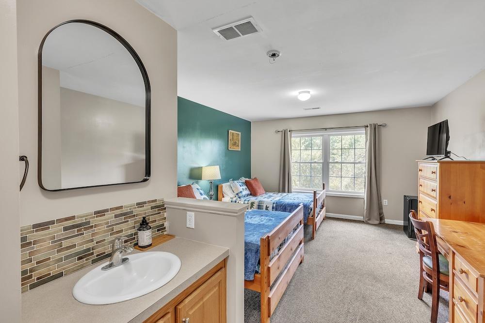 Green Goose Lodge - Studio Apt Sleeps 4 Condo photo 11