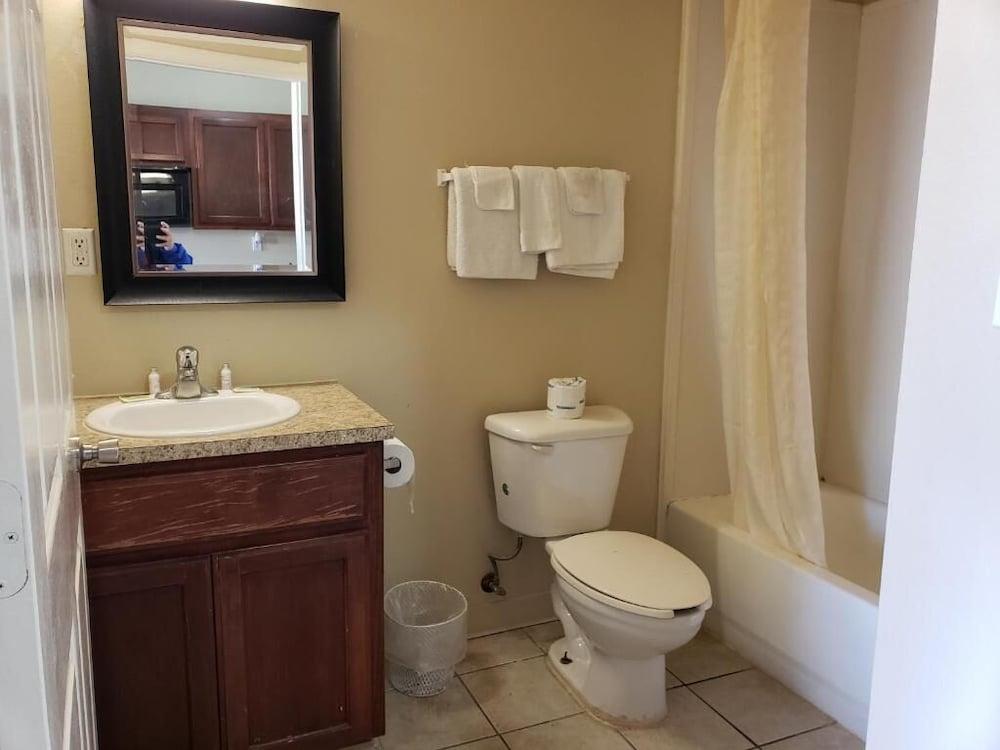Crossroads Inn & Suites photo 7
