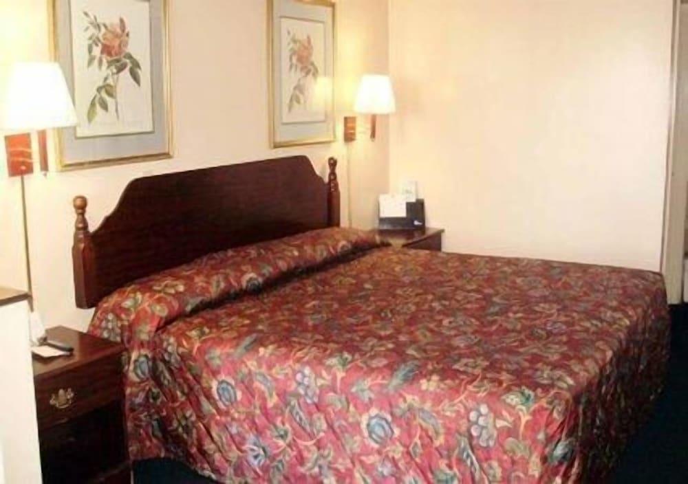 Econo Lodge McDonough South photo 19