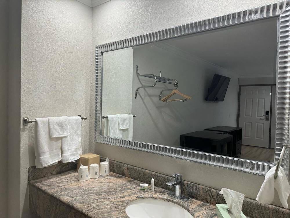 Baymont by Wyndham Bakersfield photo 2