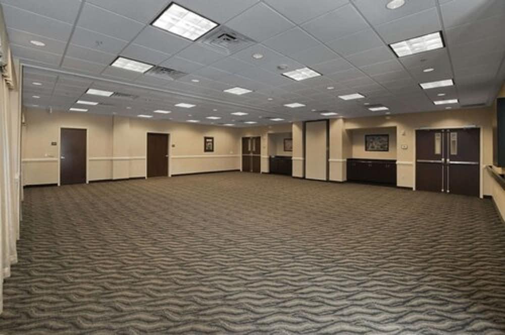 Hampton Inn Jacksonville-Anniston Area photo 65