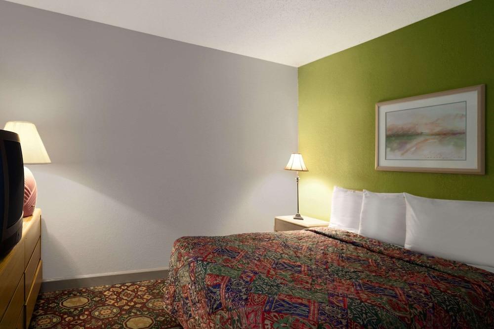 Days Inn by Wyndham West Memphis photo 10