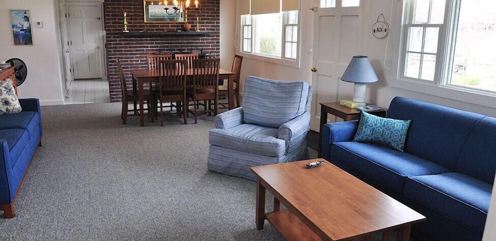 Brant Point Courtyard photo 17