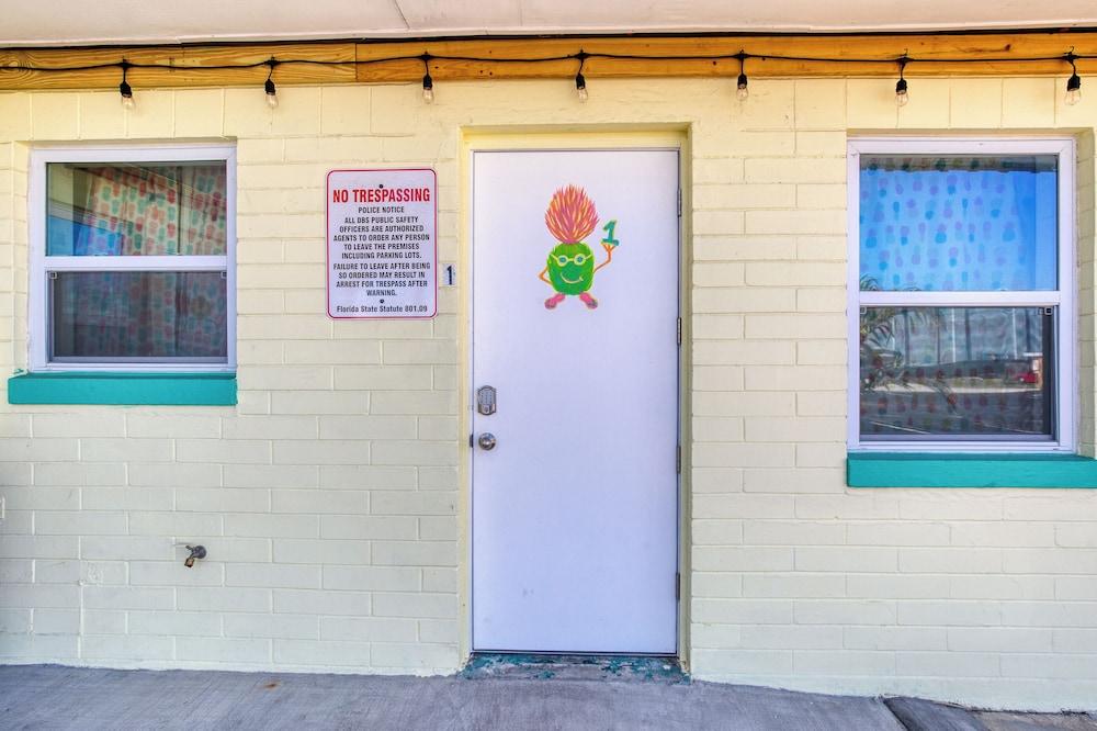 Pineapple Shores Retro Inn photo 38