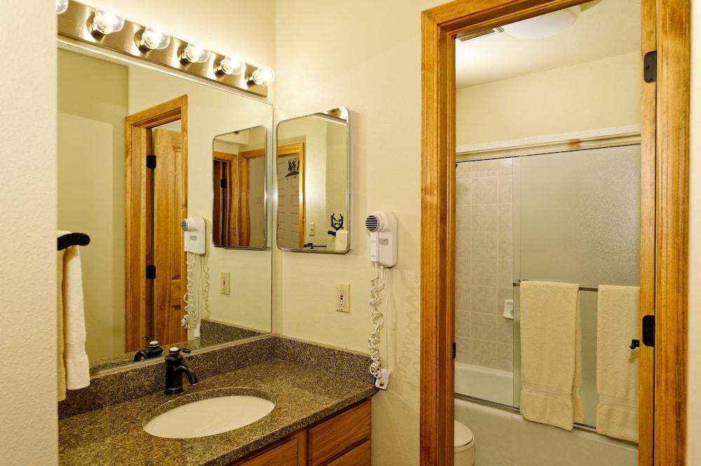 The Crestwood Condominiums photo 72