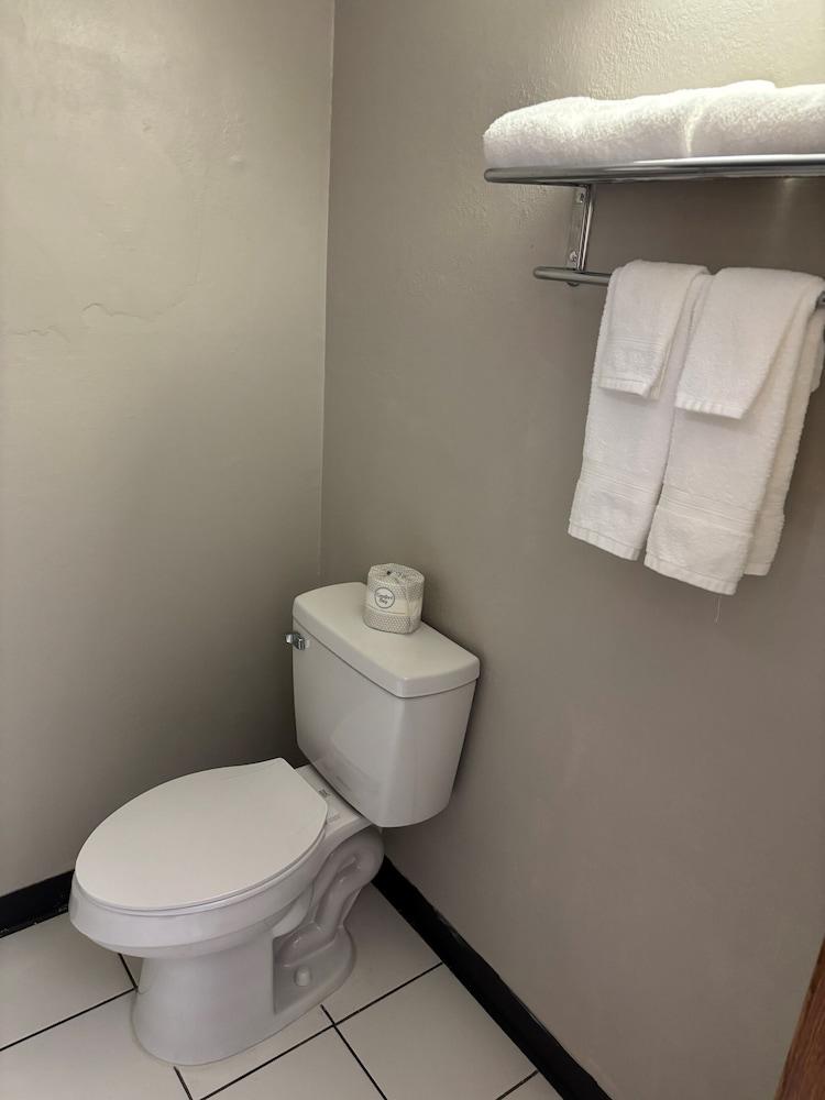 Days Inn by Wyndham West Branch Iowa City Area photo 19