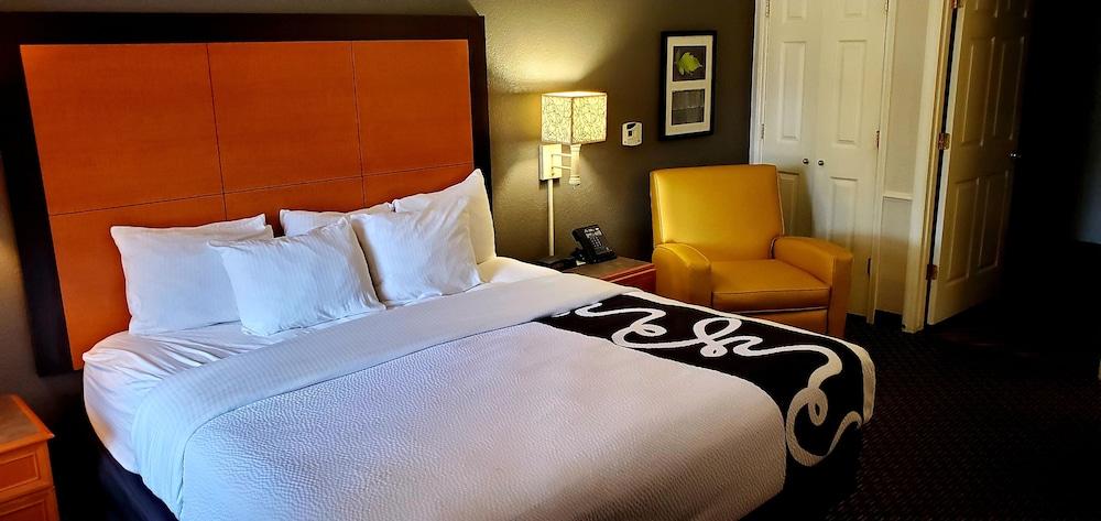 Days Inn by Wyndham Gainesville University I-75 photo 4